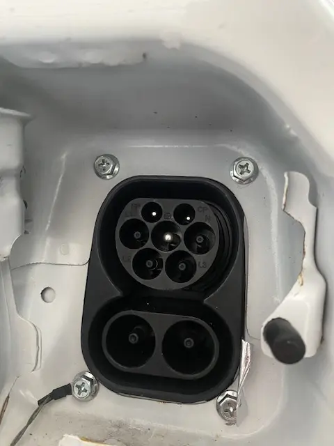 Prise de charge Type 2 et CCS sur le côté avant gauche du DFSK EC35 blanc électrique 2023.