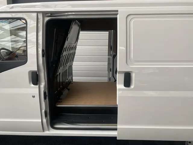 Vue latérale droite d'un utilitaire blanc DFSK EC35 SERES ECOCITY 2023 avec porte coulissante ouverte montrant l'espace de chargement vide.