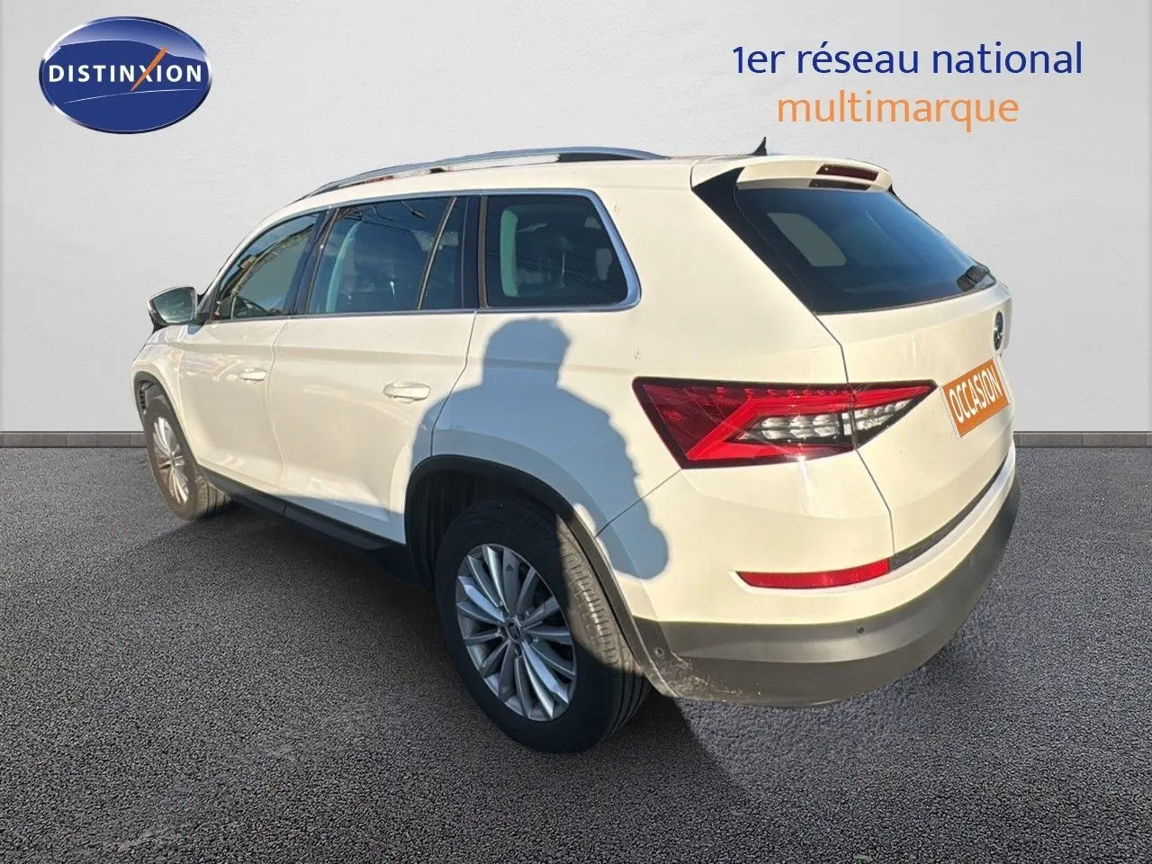 Vue 3/4 arrière droite d'un Skoda Kodiaq blanc 2018 avec jantes alliage et feux arrière LED distinctifs.