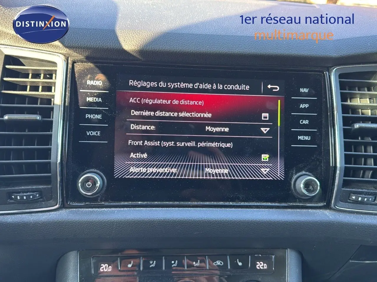 Écran central tactile du Skoda Kodiaq 1.4 TSI blanc de 2018 montrant les réglages d'aide à la conduite.