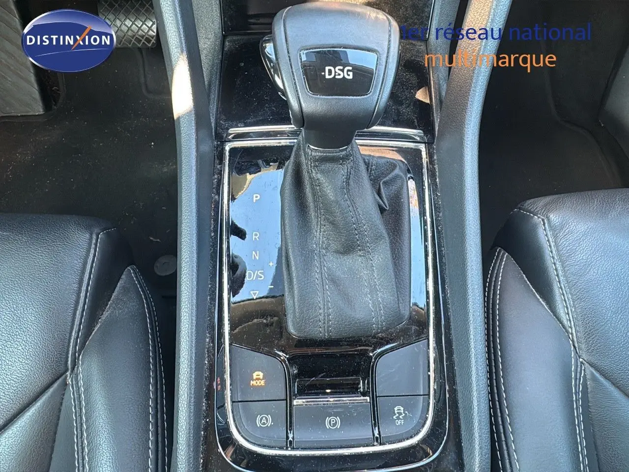 Vue rapprochée de la console centrale du Skoda Kodiaq blanc 2018, mettant en valeur le levier de vitesse DSG et les sièges cuir noirs.