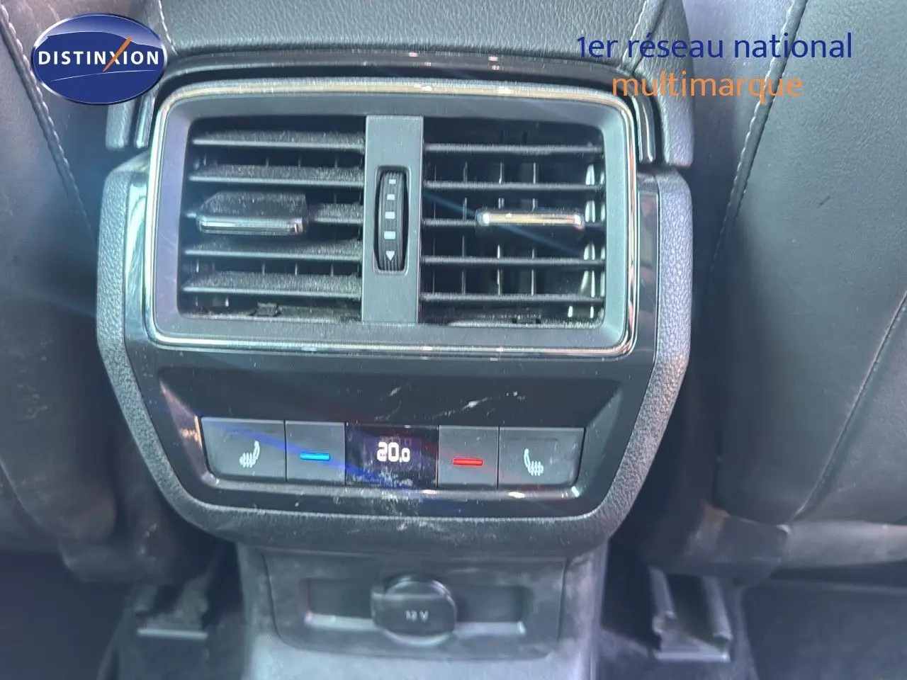 Vue rapprochée des commandes de climatisation arrière et des aérateurs du Skoda Kodiaq blanc 2018 côté central.