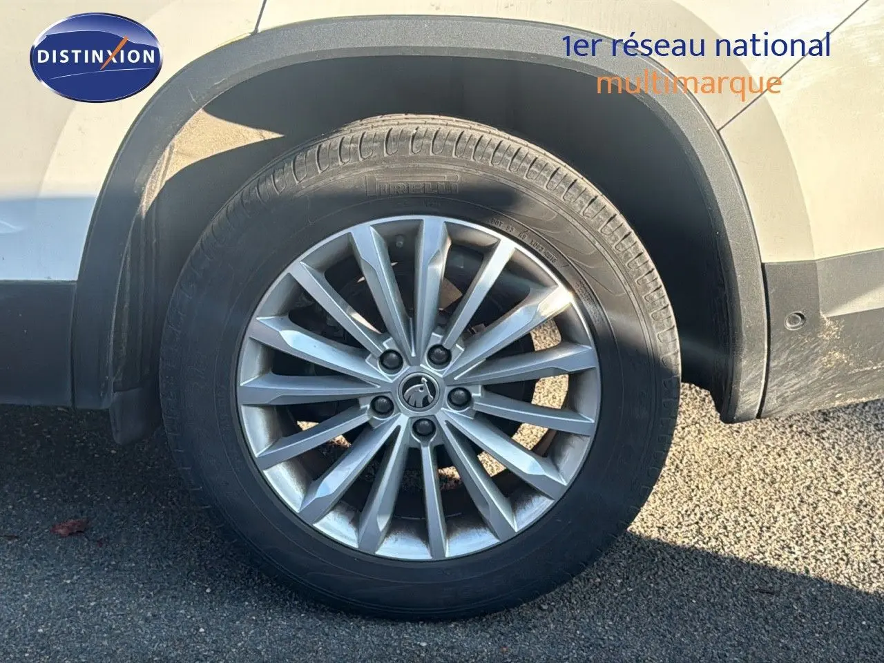 Gros plan sur la roue avant droite d'un Skoda Kodiaq blanc de 2018 avec jante alliage à rayons multiples.