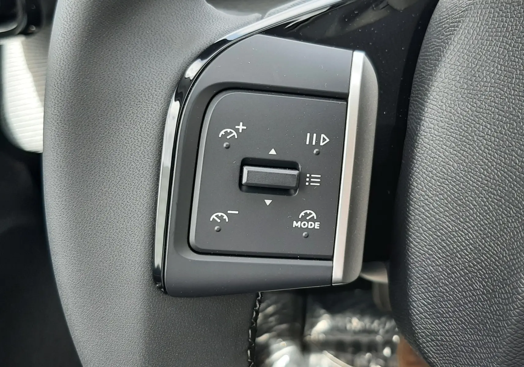 Gros plan sur les commandes du régulateur de vitesse au volant du Citroën C3 Aircross blanc banquise 2026.