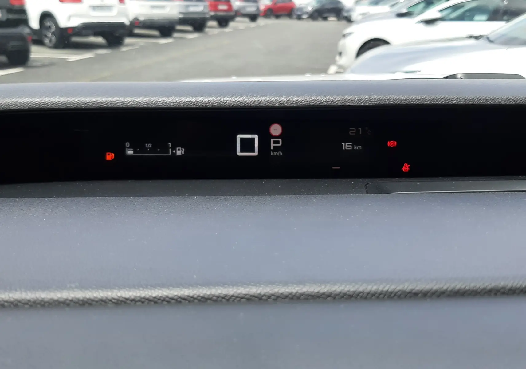 Tableau de bord numérique de Citroën C3 Aircross 1.2 Hybrid 145, affichant la vitesse à 0 km/h et la jauge de carburant.
