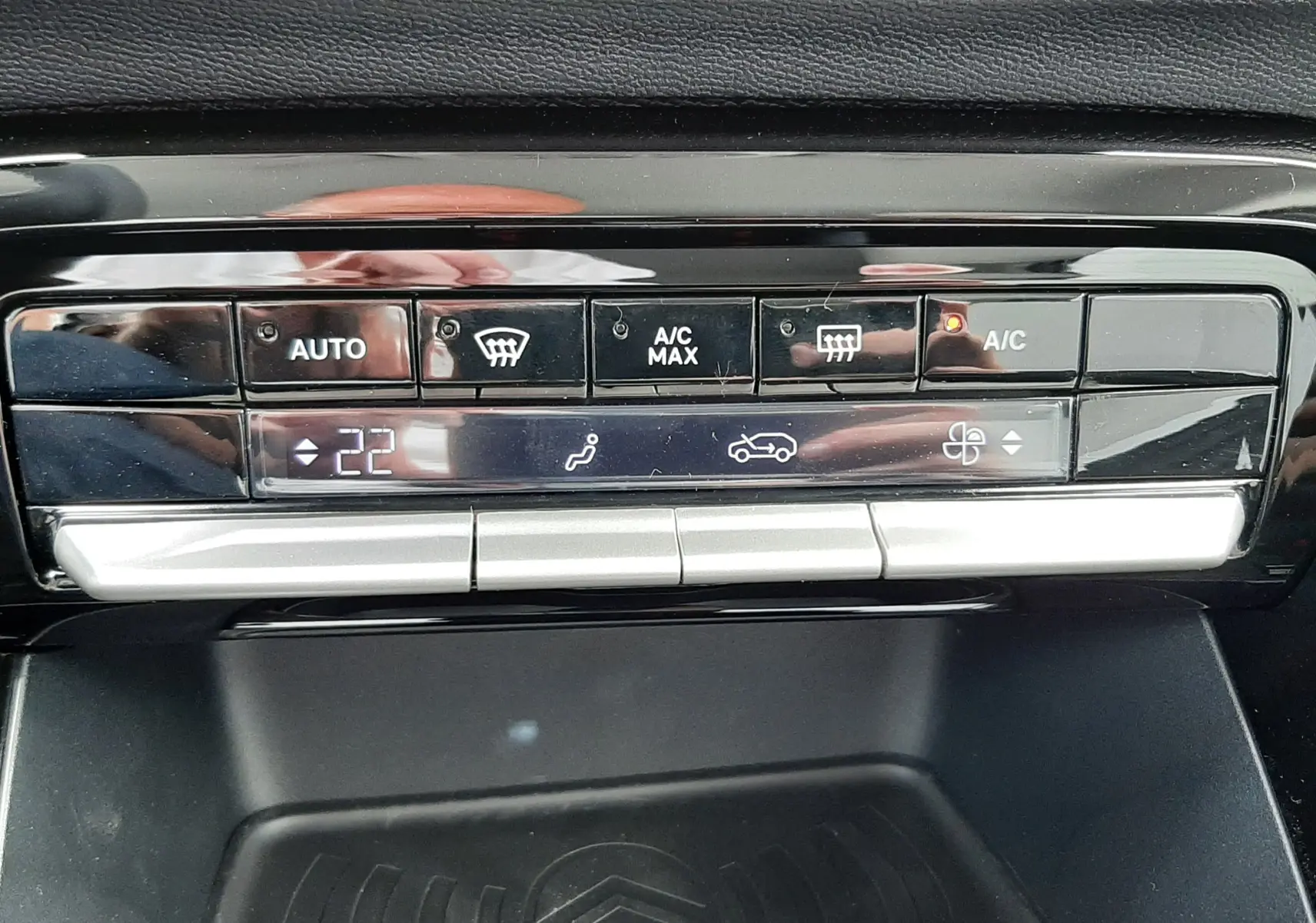 Panneau de commande de la climatisation automatique avec affichage digital à 22°C dans une Citroën C3 Aircross 2026.