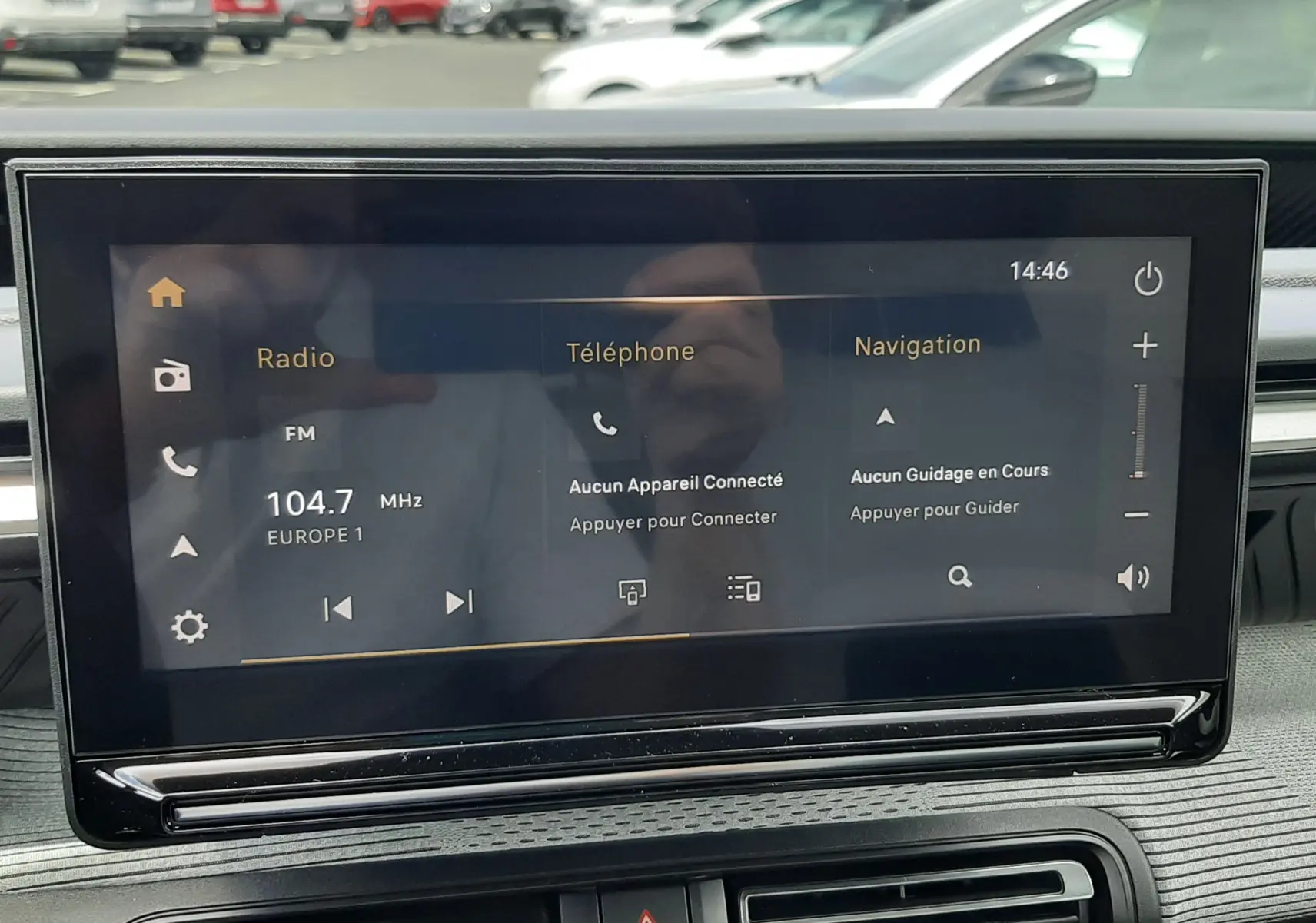 Écran tactile central du tableau de bord du Citroën C3 Aircross 2026 affichant radio, téléphone et navigation.