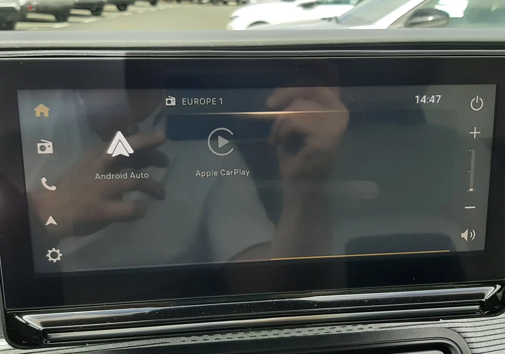 Vue intérieure centrée sur l'écran tactile multimédia du Citroën C3 Aircross blanc banquise avec toit noir, affichant Android Auto et Apple CarPlay.