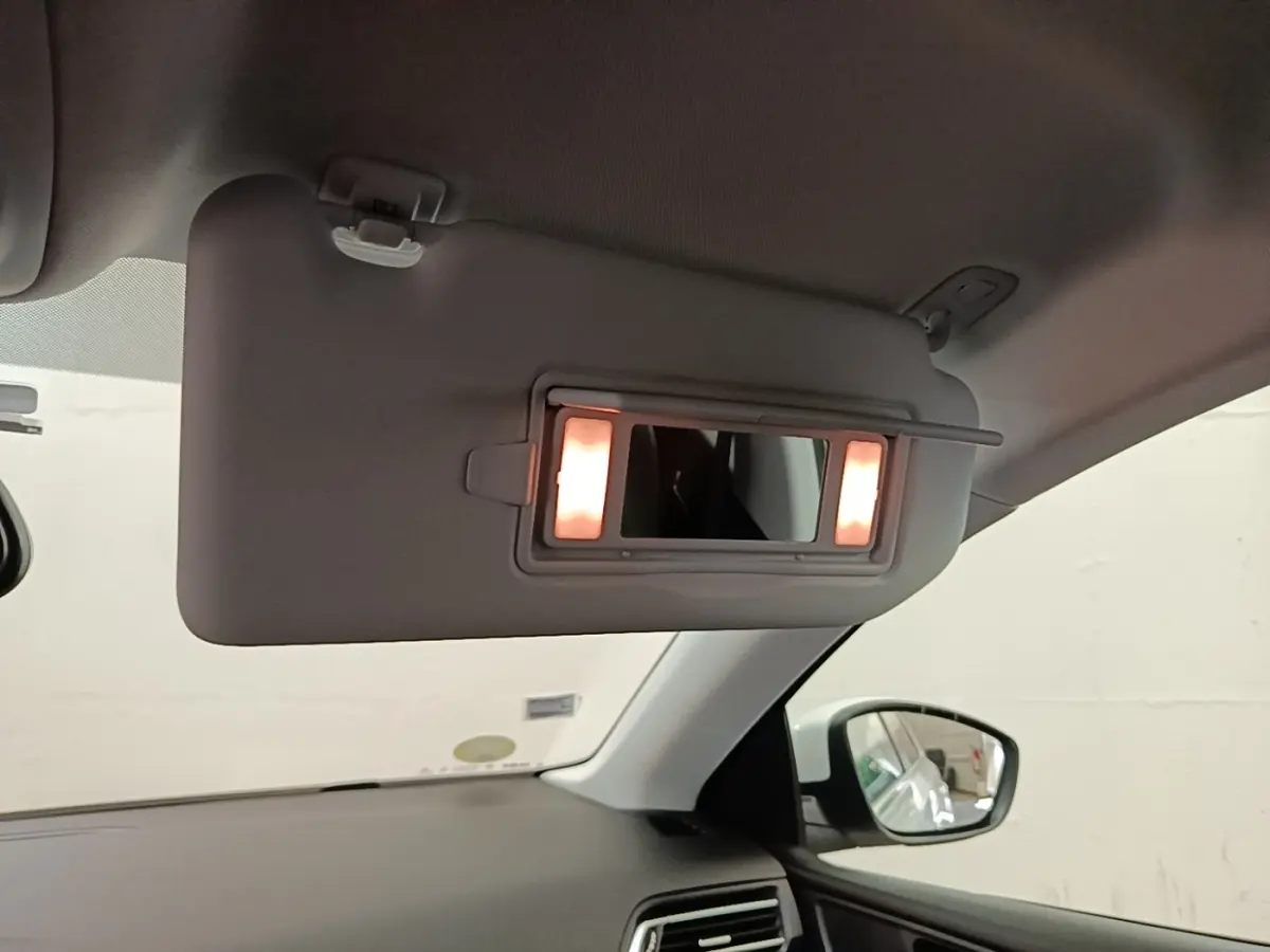 Pare-soleil côté conducteur de Peugeot 308 blanc 2020 avec miroir éclairé et rétroviseur extérieur visible.