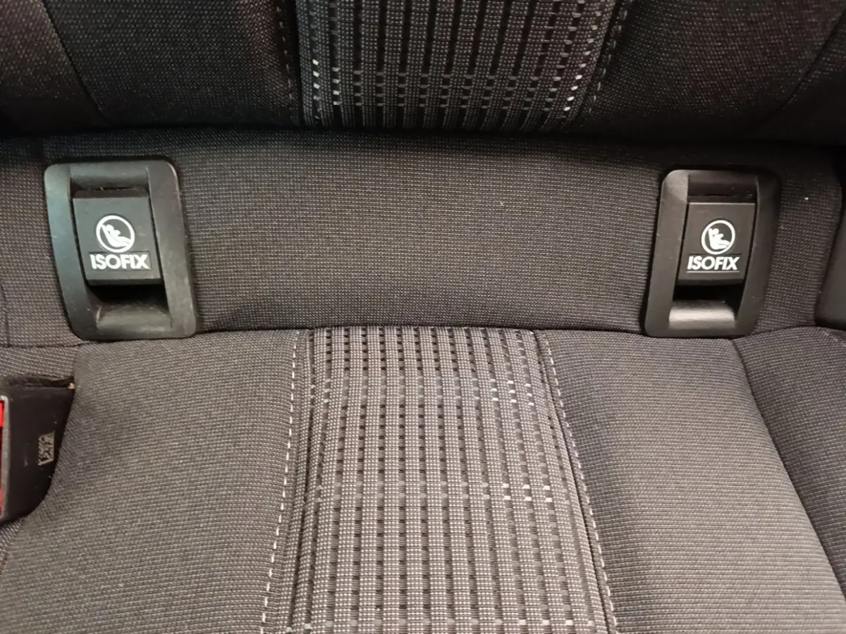 Gros plan sur la banquette arrière noire de la Peugeot 308 avec fixations ISOFIX visibles.