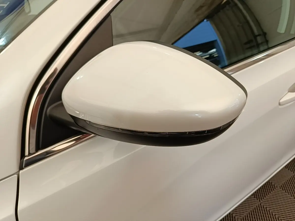 Rétroviseur droit blanc de la Peugeot 308 2020 BlueHDi, avec clignotant intégré, vue rapprochée côté conducteur.