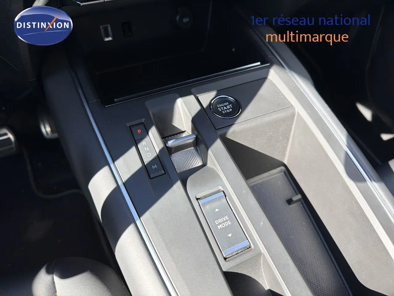 Gros plan sur la console centrale du Citroën C5 Aircross 2023, montrant la commande de boîte auto et le bouton start/stop.