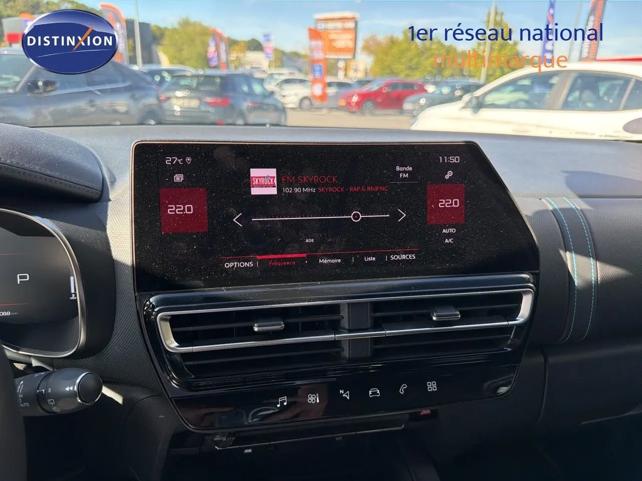 Vue intérieure du tableau de bord du Citroën C5 Aircross 2023, écran tactile affichant la radio FM Skyrock.