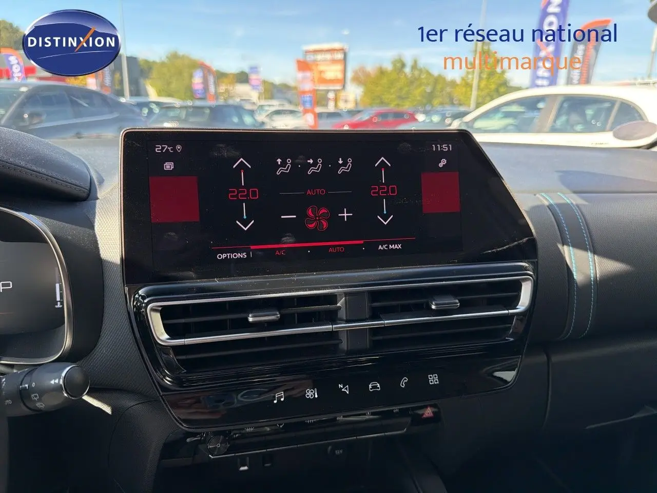 Vue rapprochée du tableau de bord noir du Citroën C5 Aircross 2023 avec écran tactile et commandes de climatisation digitales.