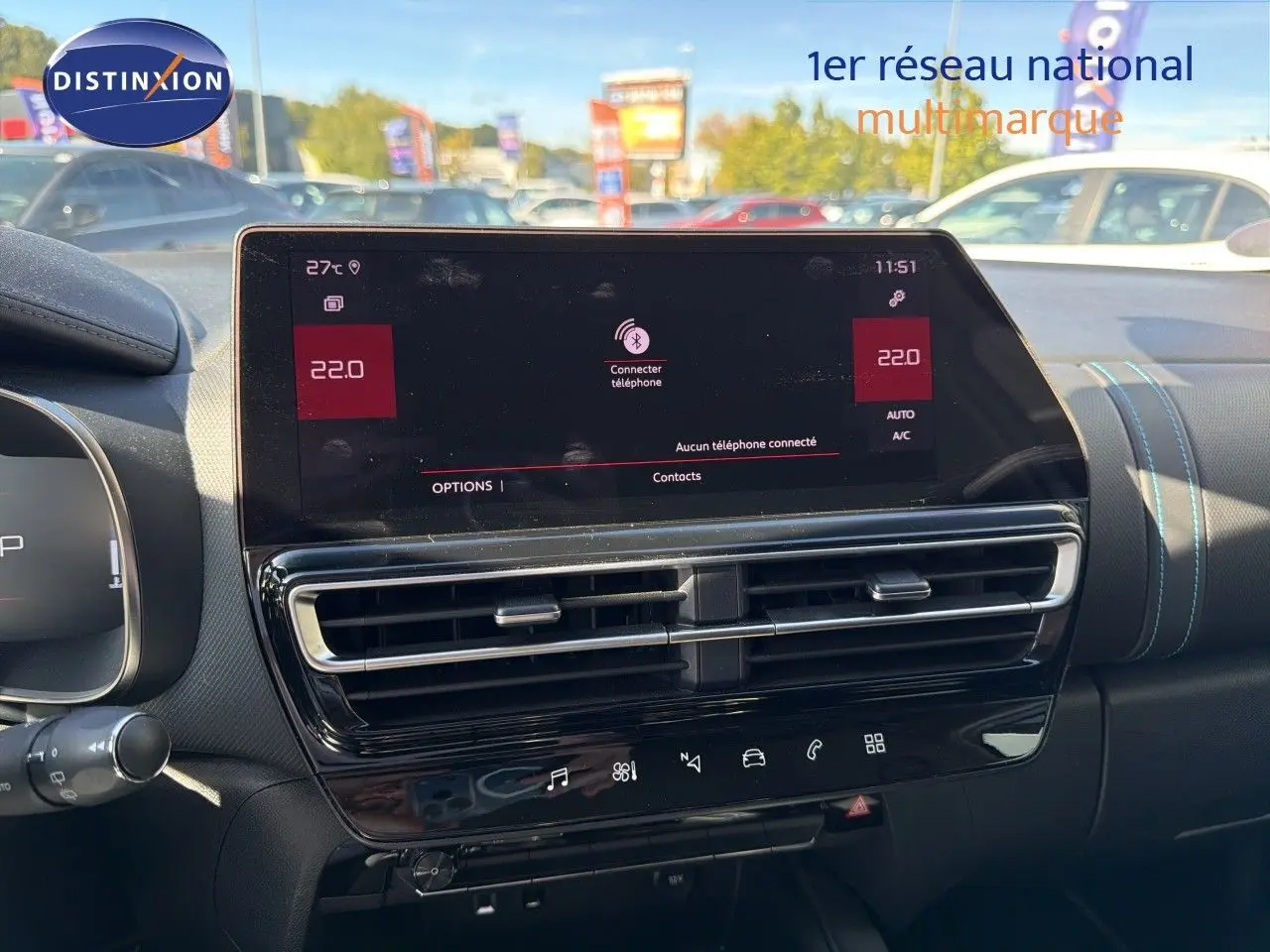Tableau de bord du Citroën C5 Aircross blanc nacré, vue frontale centrée sur l’écran tactile et les aérateurs.