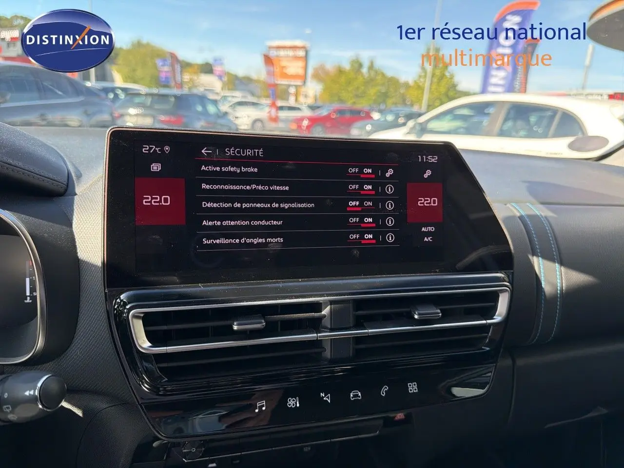 Vue intérieure du tableau de bord du Citroën C5 Aircross 2023, écran tactile affichant les options de sécurité.