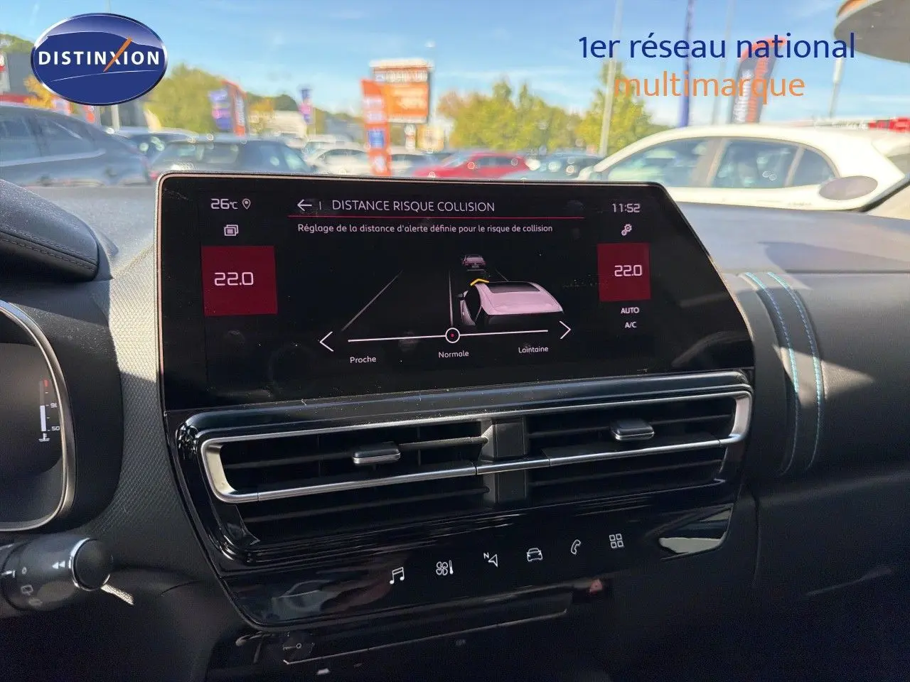 Vue intérieure du tableau de bord du Citroën C5 Aircross 2023 avec écran tactile affichant l'alerte de distance de collision.