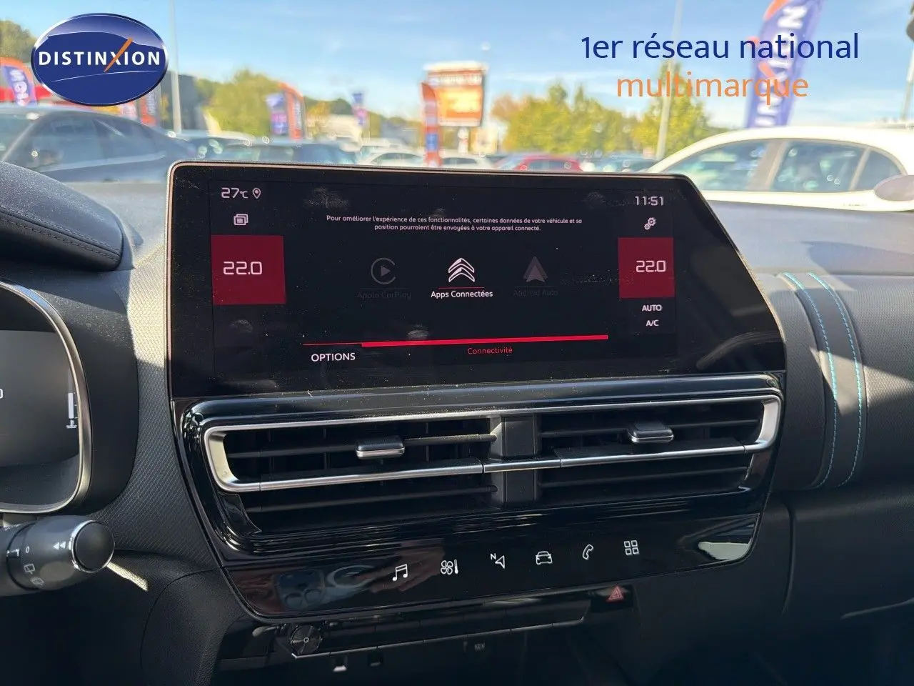 Vue intérieure du tableau de bord du Citroën C5 Aircross blanc nacré, avec écran tactile central et commandes climatisation visibles.