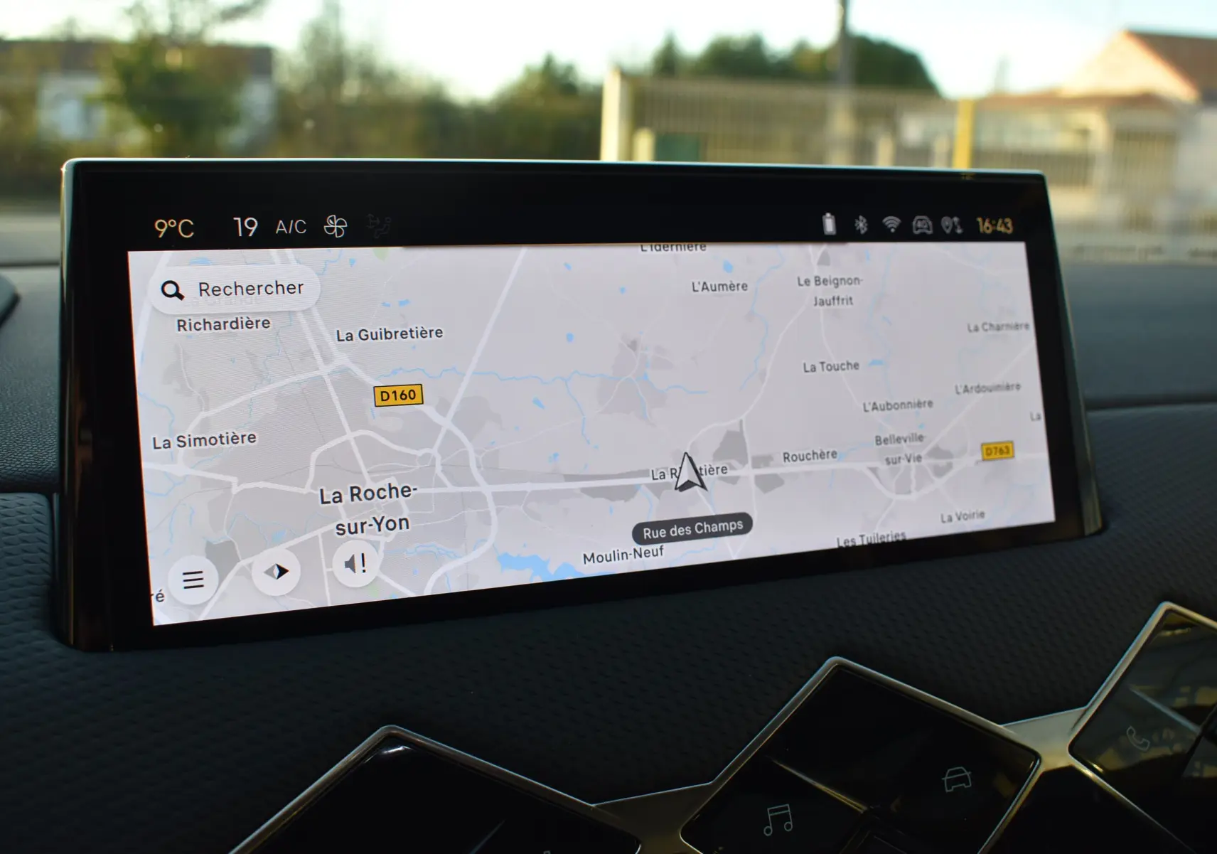 Écran tactile central du DS3 Crossback 2024 affichant la navigation avec carte et température extérieure de 9°C.