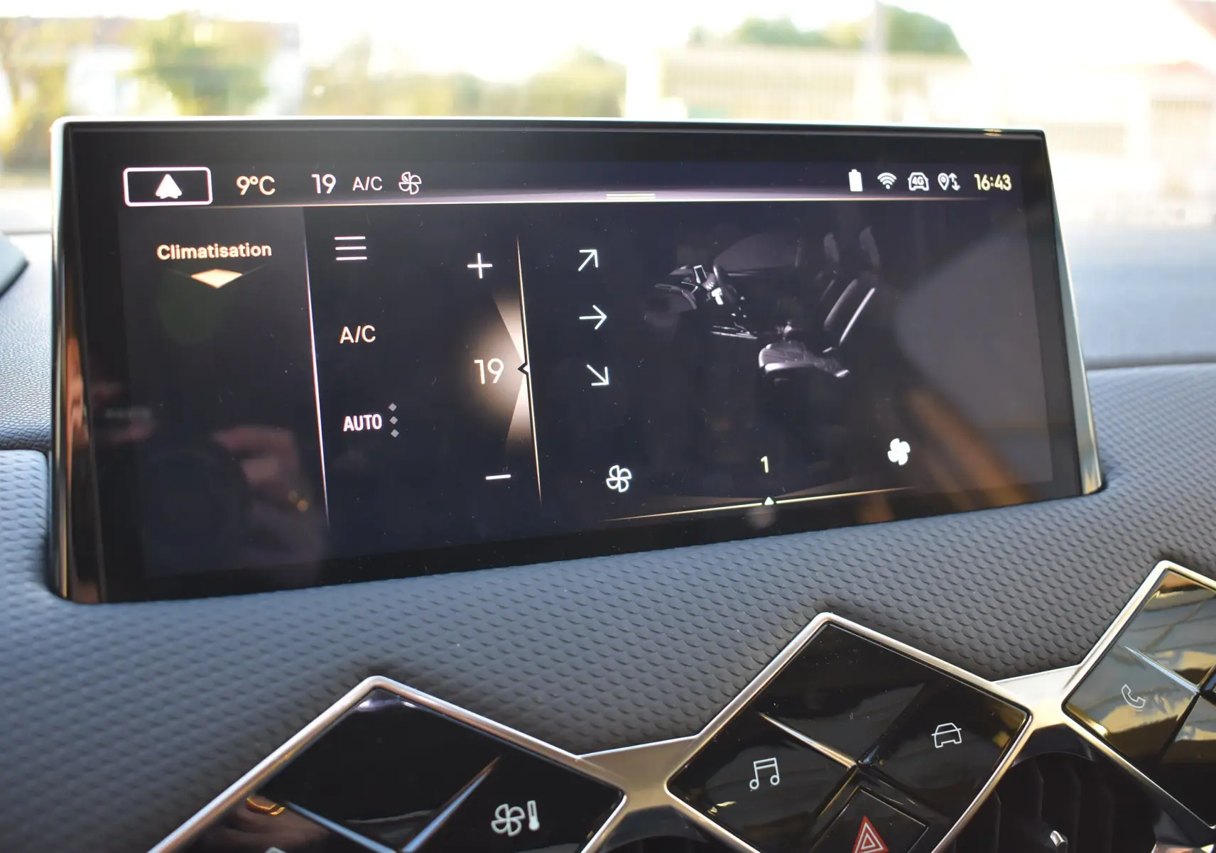 Écran tactile central affichant la climatisation du DS3 Crossback 2024 avec tableau de bord texturé gris.