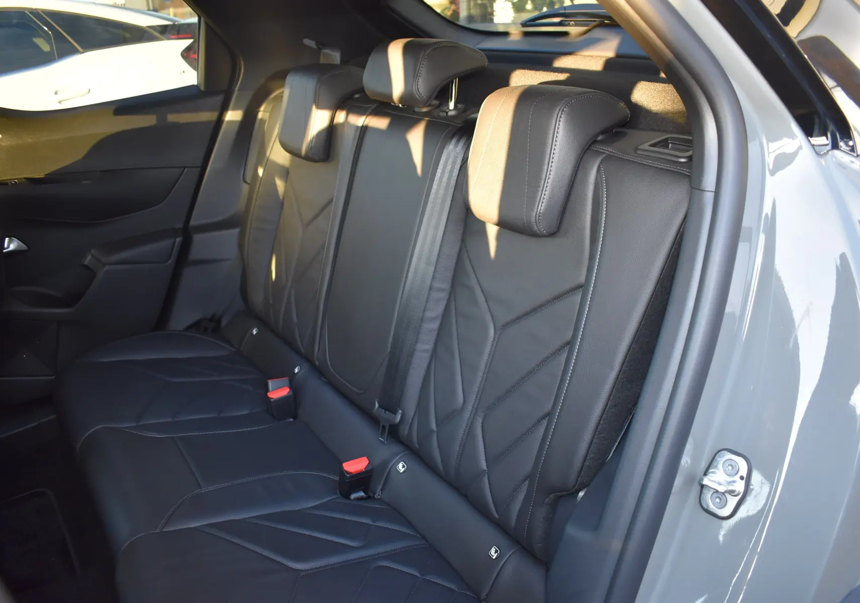 Vue intérieure côté droit des sièges arrière en cuir noir du DS3 Crossback 2024 avec détails de couture apparents.