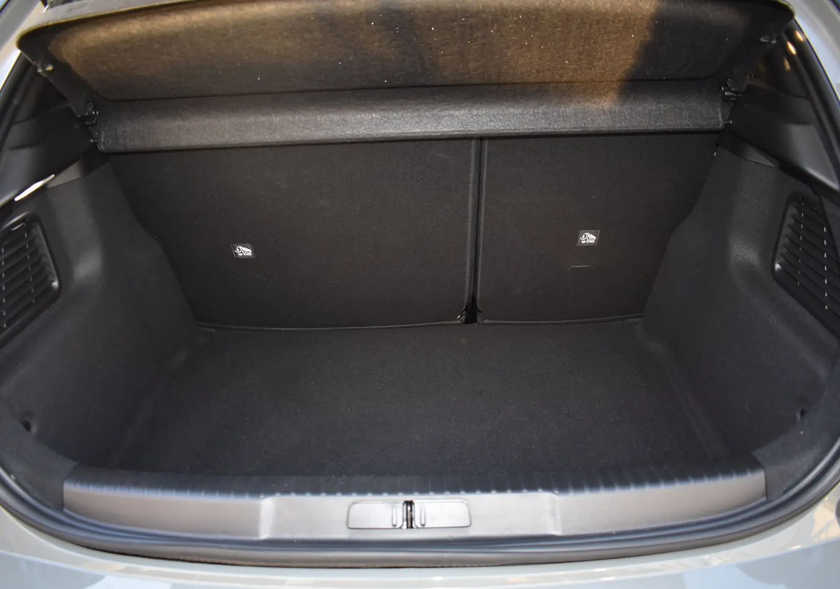 Coffre ouvert vu de l'arrière du DS3 Crossback 2024, intérieur noir avec revêtement tissu et plastique.