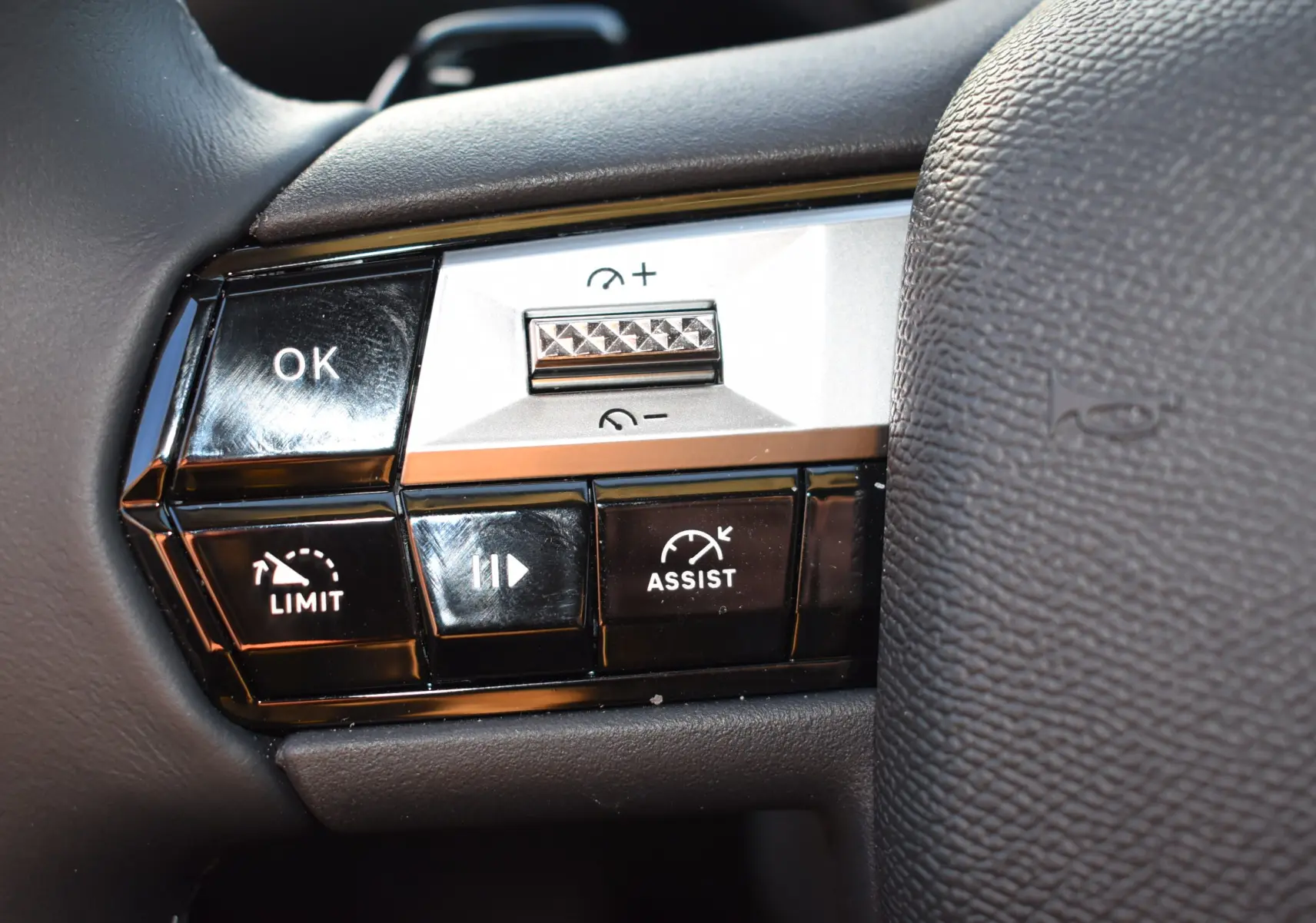 Gros plan sur les commandes de régulateur de vitesse au volant du DS3 Crossback 2024, finition Rivoli, intérieur noir.