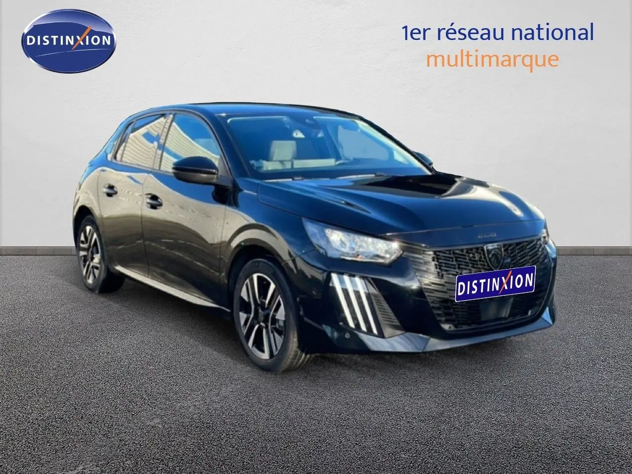 Peugeot 208 noire vue en 3/4 avant droit, avec calandre distinctive et feux LED verticaux allumés.