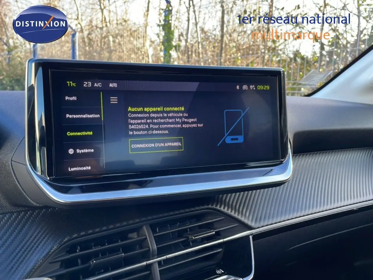 Écran tactile central de la Peugeot 208 noir, vue intérieure du tableau de bord avec menu connectivité affiché.