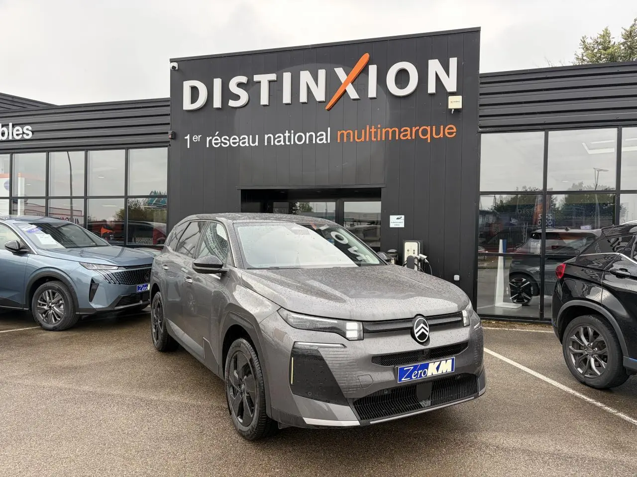 Citroën C5 Aircross II hybride platinium avec toit noir, vue 3/4 avant sur parking devant concession.