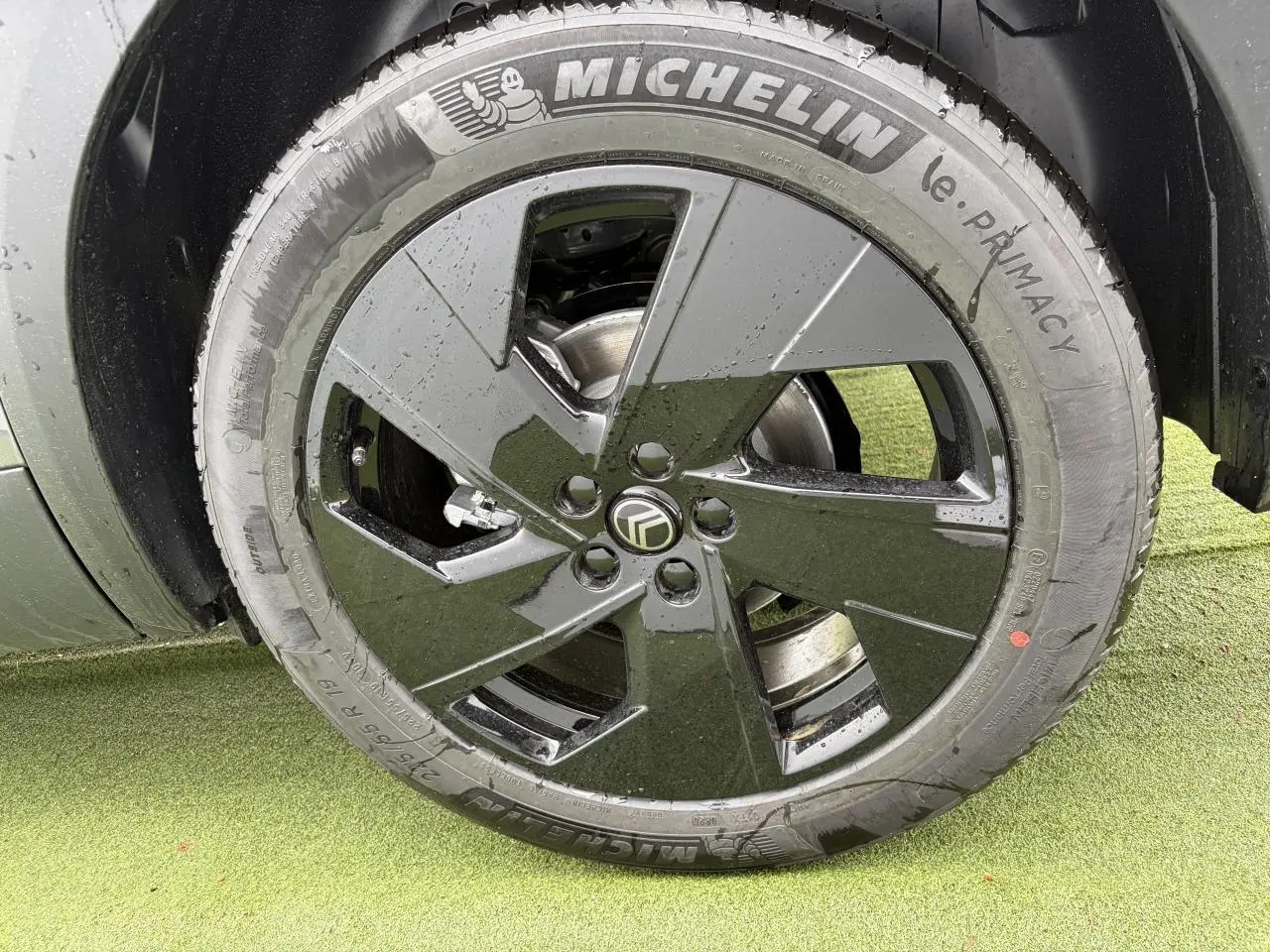 Gros plan sur la roue avant gauche du Citroën C5 Aircross Platinium avec jante alliage noire brillante et pneu Michelin.