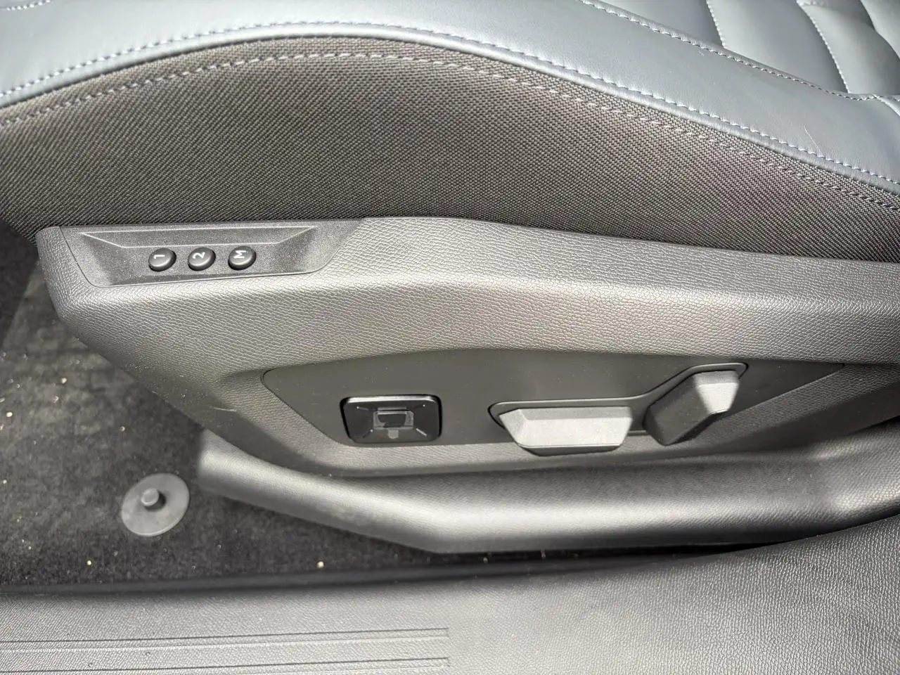 Gros plan sur les commandes de réglage électrique du siège conducteur gris foncé du Citroën C5 Aircross 2026.