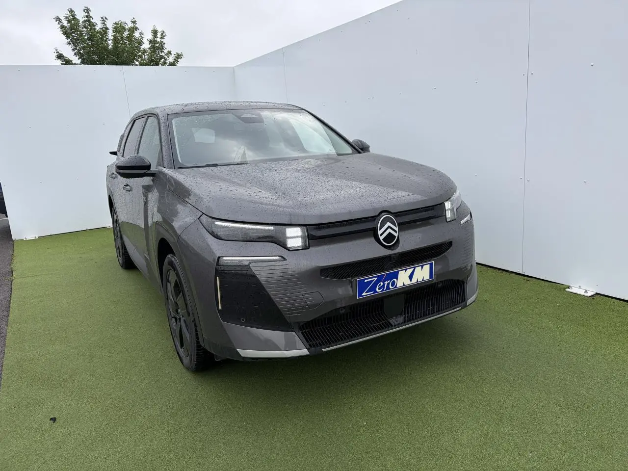 Vue 3/4 avant d'un Citroën C5 Aircross platinium gris avec toit noir, phares LED et jantes alliage noires.