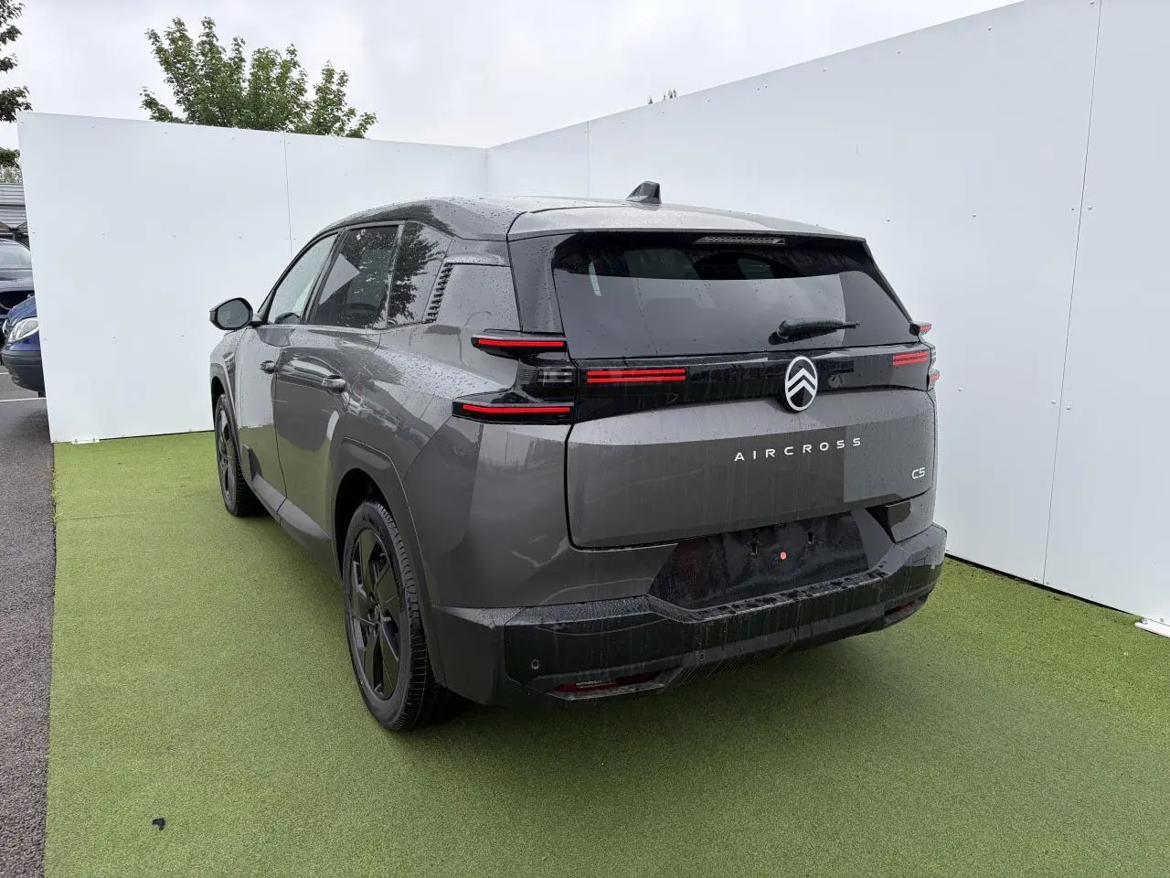 Vue 3/4 arrière droite du Citroën C5 Aircross platinium avec toit noir, feux arrière LED et jantes alliage noires.