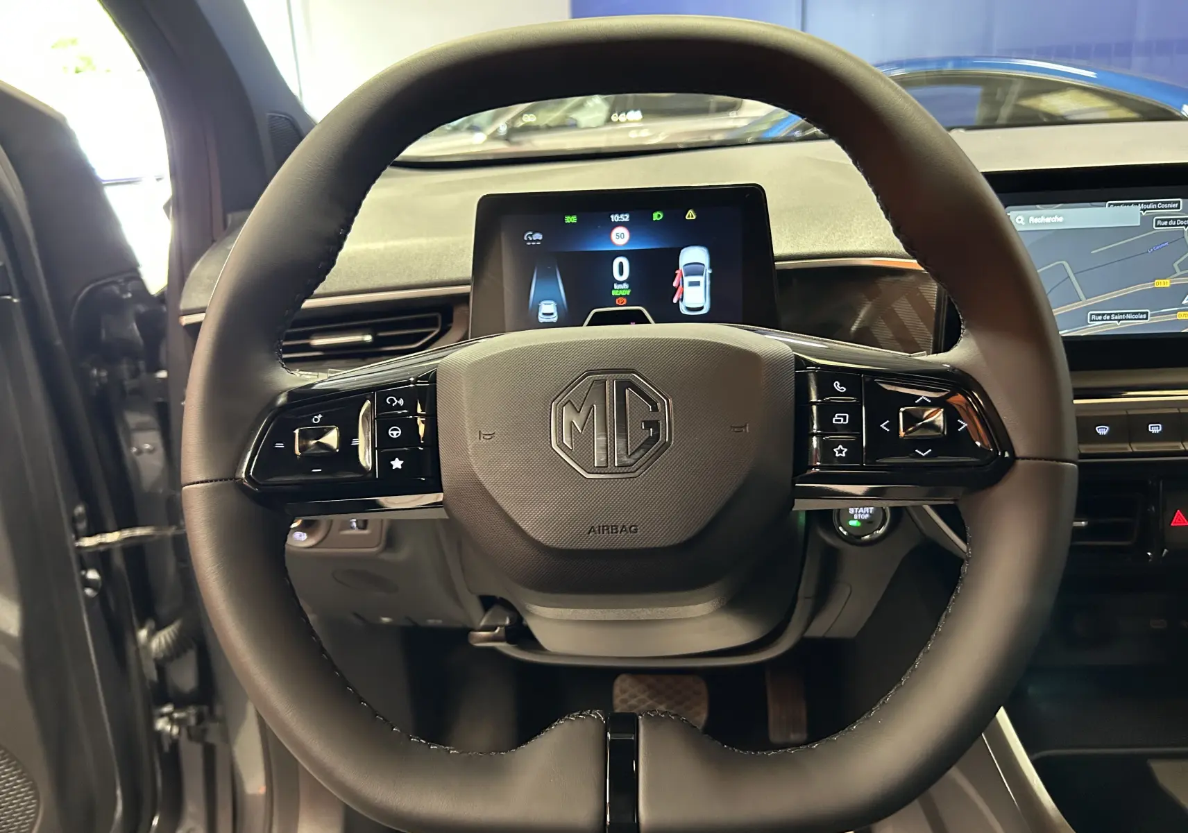 Vue frontale du volant noir du MG3 1.5 Hybrid+ 195 LUXURY avec écran digital et tableau de bord moderne.