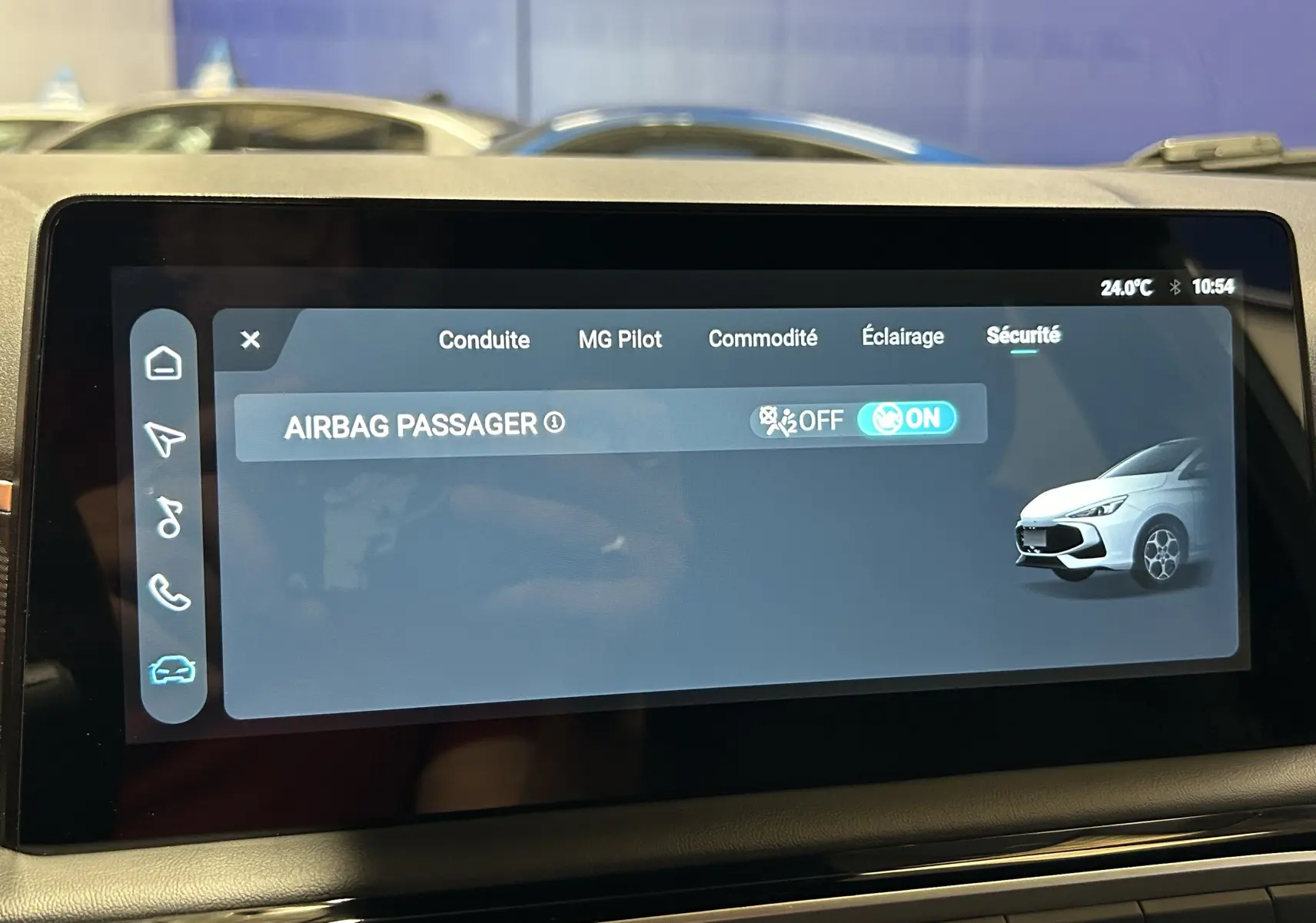 Écran tactile intérieur affichant le menu sécurité avec activation de l'airbag passager sur MG3 1.5 Hybrid+ gris Hampstead.