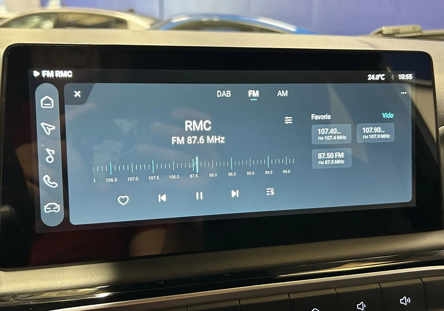 Écran tactile central de la MG3 1.5 Hybrid+ 195 Luxury affichant la radio FM sur fond noir, intérieur beige visible.