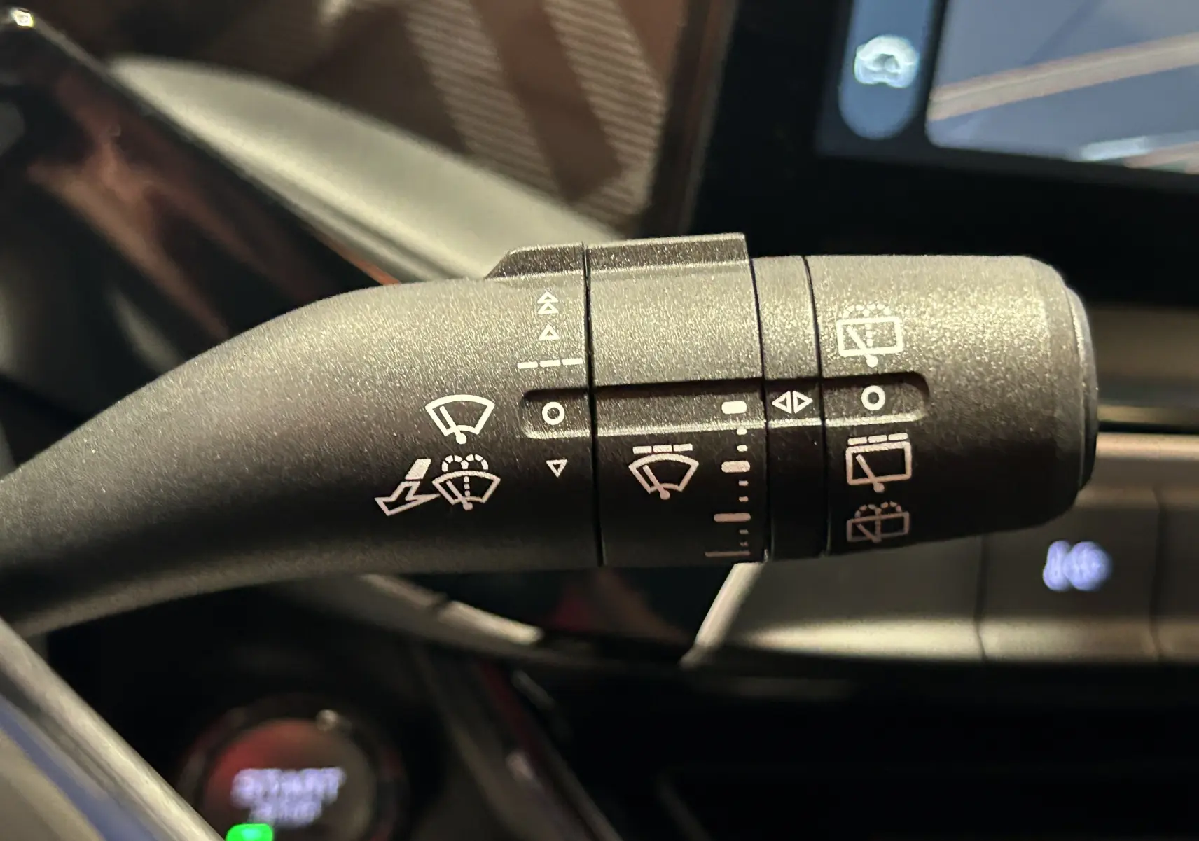 Gros plan sur la commande des essuie-glaces du MG3 1.5 Hybrid+ 195 Luxury, intérieur noir avec écran tactile visible.