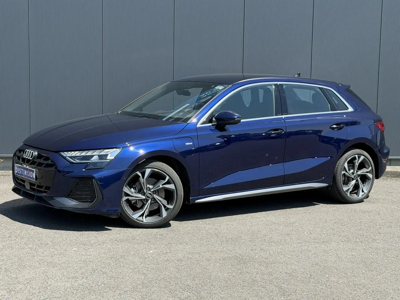 Audi A3 Sportback bleu Navarre vue de profil côté gauche, avec jantes alliage 5 branches en Y et toit noir brillant.