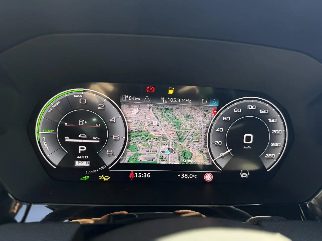 Tableau de bord numérique Audi A3 Sportback 2025 avec affichage navigation, compte-tours et vitesse à 0 km/h.