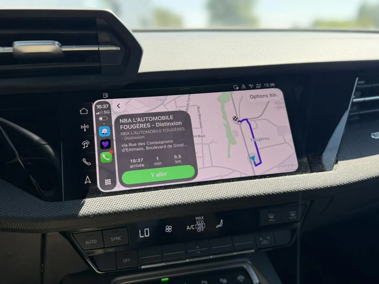 Vue rapprochée de l'écran tactile central affichant la navigation sur une Audi A3 Sportback 2025, intérieur noir.
