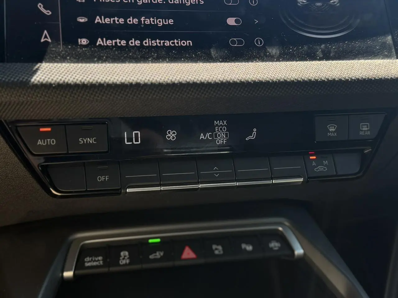 Panneau de commande de climatisation et boutons de fonctions dans l’habitacle d’une Audi A3 Sportback 2025.