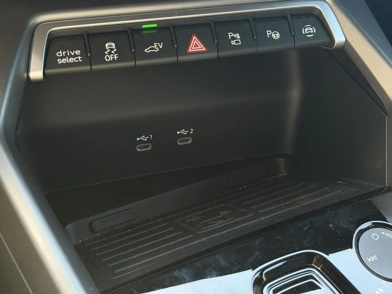 Détail de la console centrale noire de l’Audi A3 Sportback 2025 avec boutons de contrôle et ports USB-C.