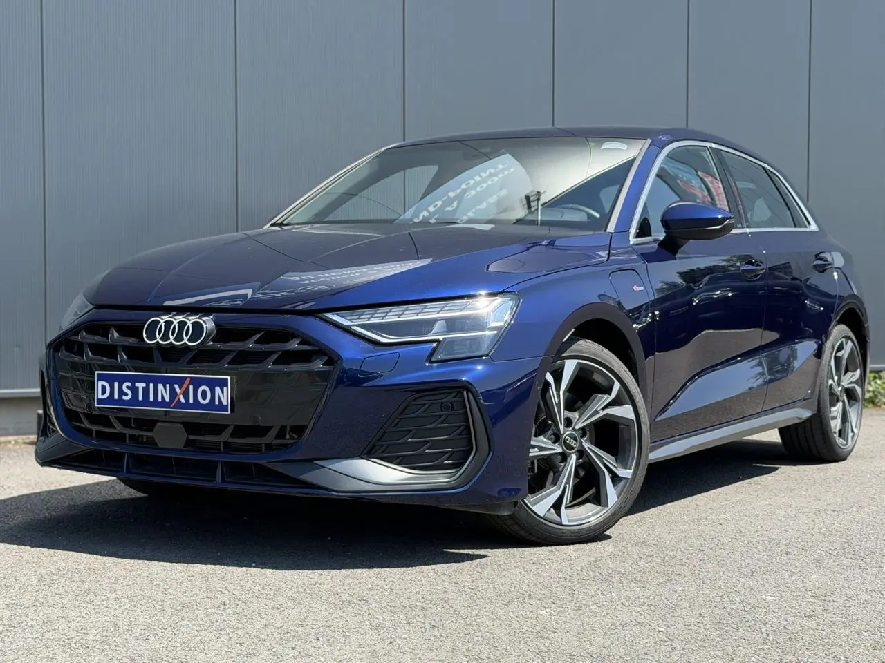 Audi A3 Sportback bleu Navarre vue 3/4 avant droit avec jantes alliage 5 branches en Y brillantes.