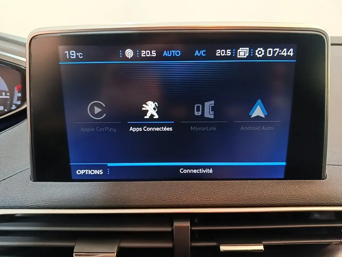 Écran tactile central affichant la connectivité Apple CarPlay, Android Auto et Apps Connectées dans un Peugeot 5008 noir.