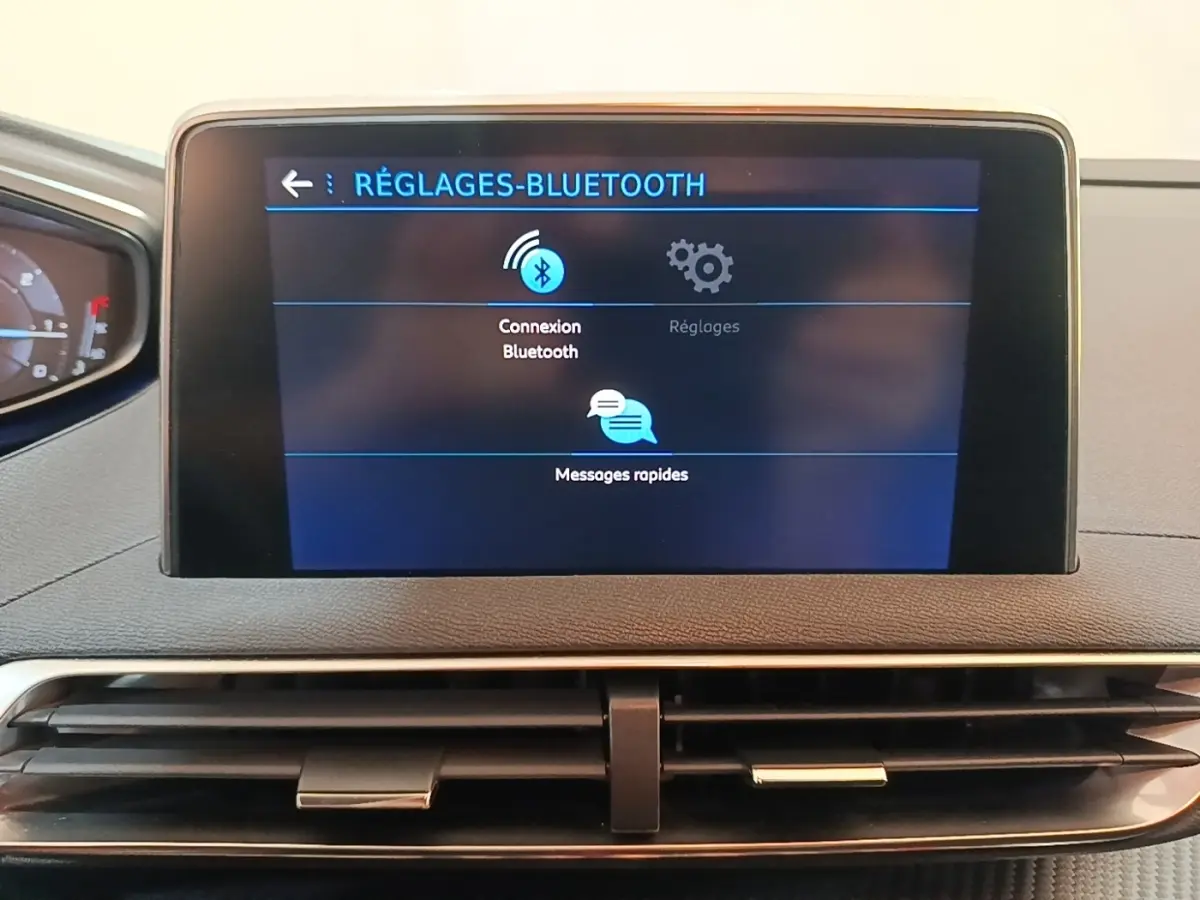 Écran tactile central affichant les réglages Bluetooth du Peugeot 5008 noir, vue intérieure frontale rapprochée.