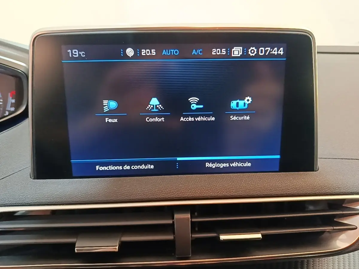 Écran tactile central affichant les réglages véhicule sur Peugeot 5008 noir, vue intérieure frontale rapprochée.