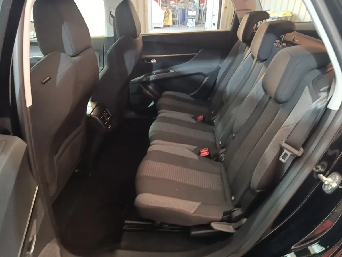 Vue intérieure côté droit des sièges arrière noirs et gris du Peugeot 5008 2018, version BlueHDi Allure Business.