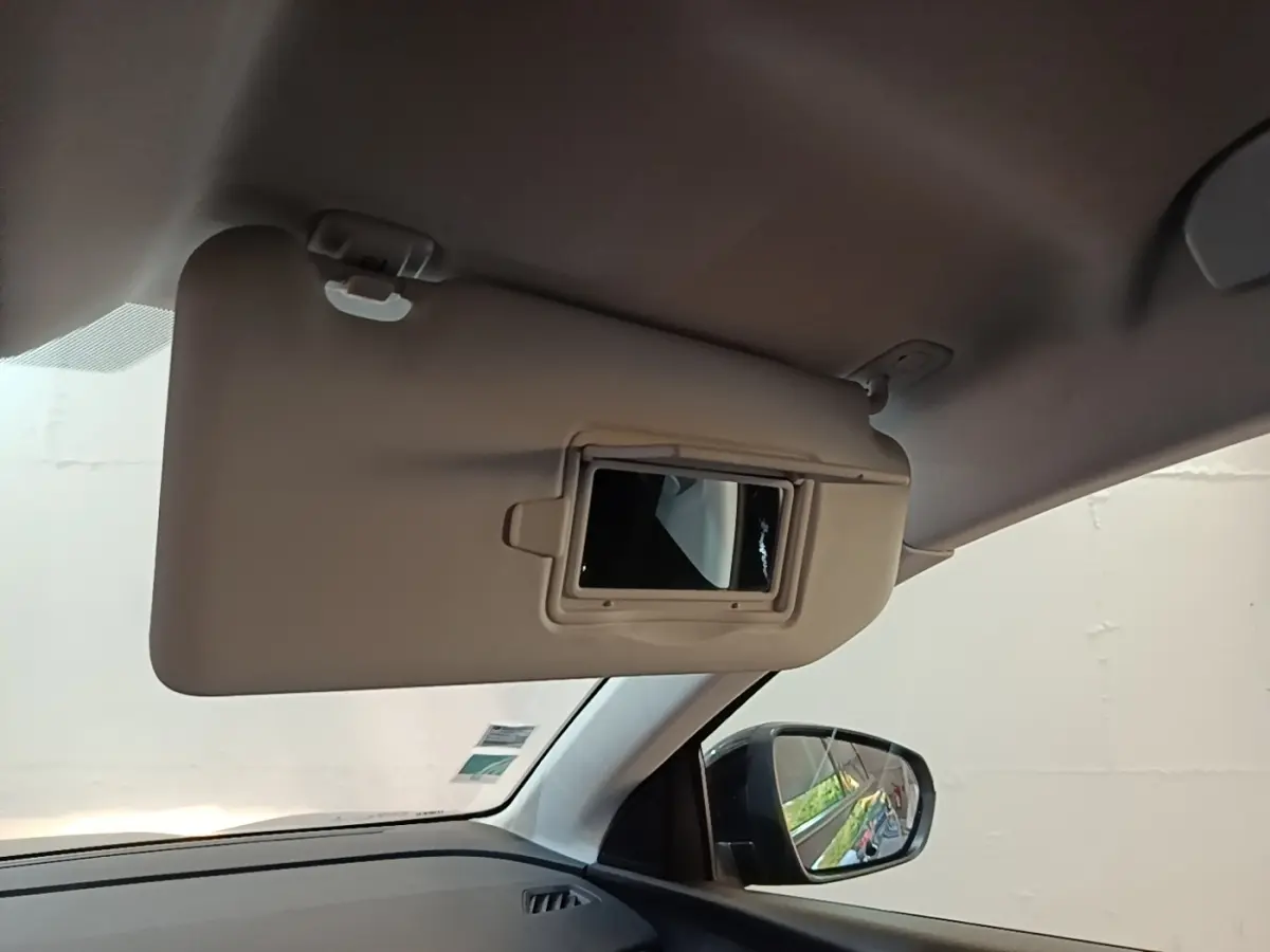 Détail du pare-soleil côté conducteur avec miroir intégré dans l’habitacle d’un Peugeot 5008 noir.