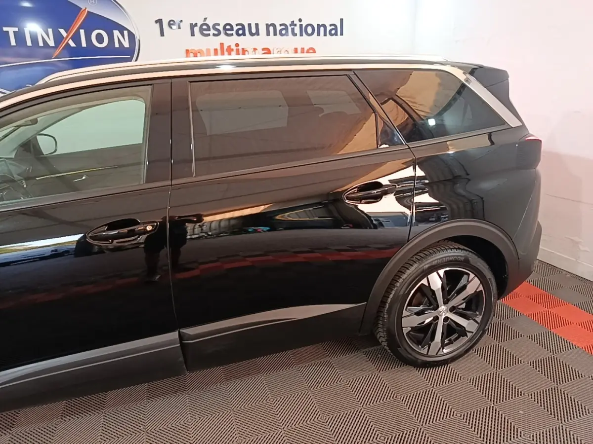 Profil côté gauche du Peugeot 5008 noir 2018, mettant en valeur les jantes alliage et les vitres teintées arrière.